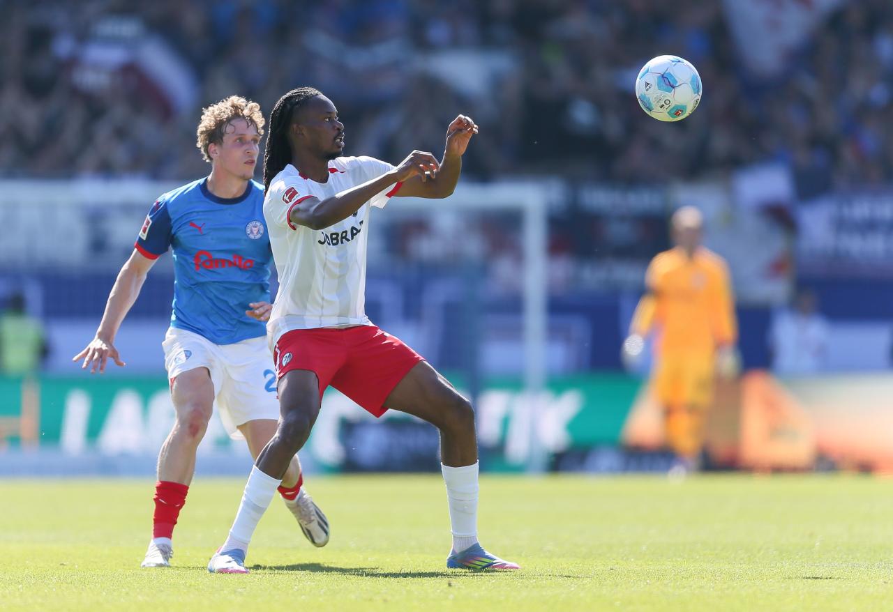 Freiburg extend contract of promising defender