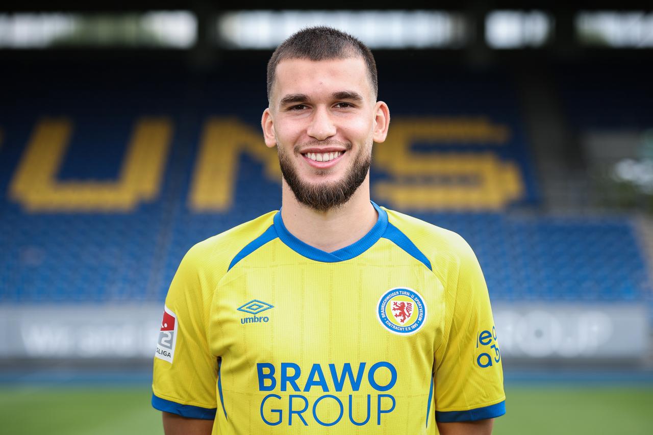 Aydin thunderbolt helps ten-man Braunschweig stun Magdeburg