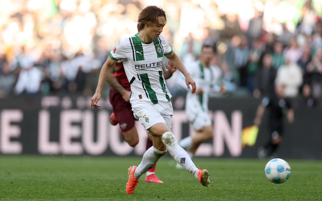 Gladbach reject Ajax’s initial bid for Itakura, reports Sky Germany