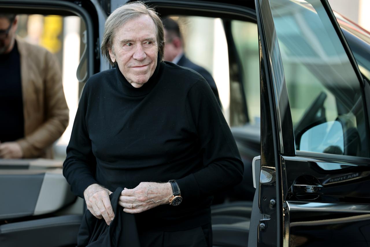 German great Netzer feels Hoeneß "repeatedly causes controversy" at Bayern