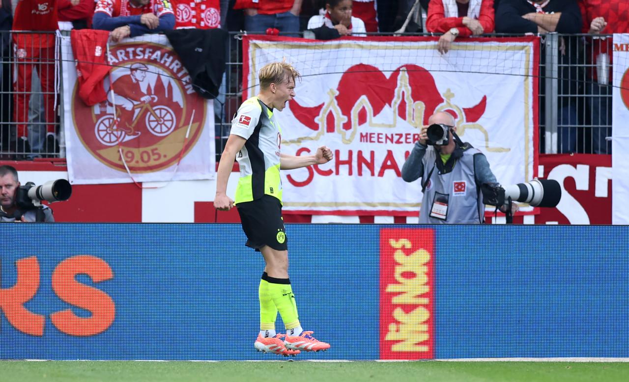 Brandt inspired Dortmund inflict defeat on 10-man Mainz