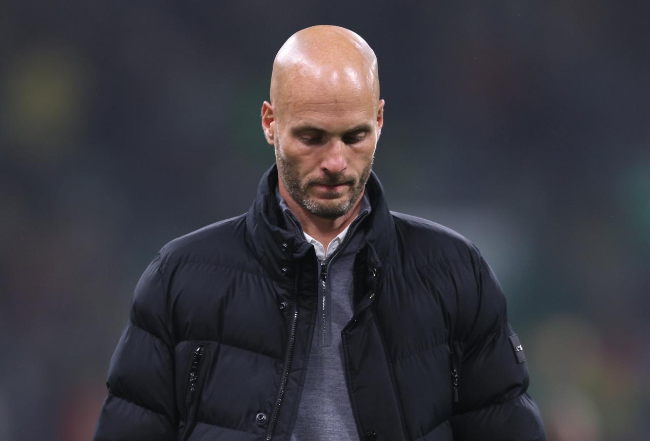 Wolfsburg boss declines to back under-fire coach Simonis afer Bremen defeat