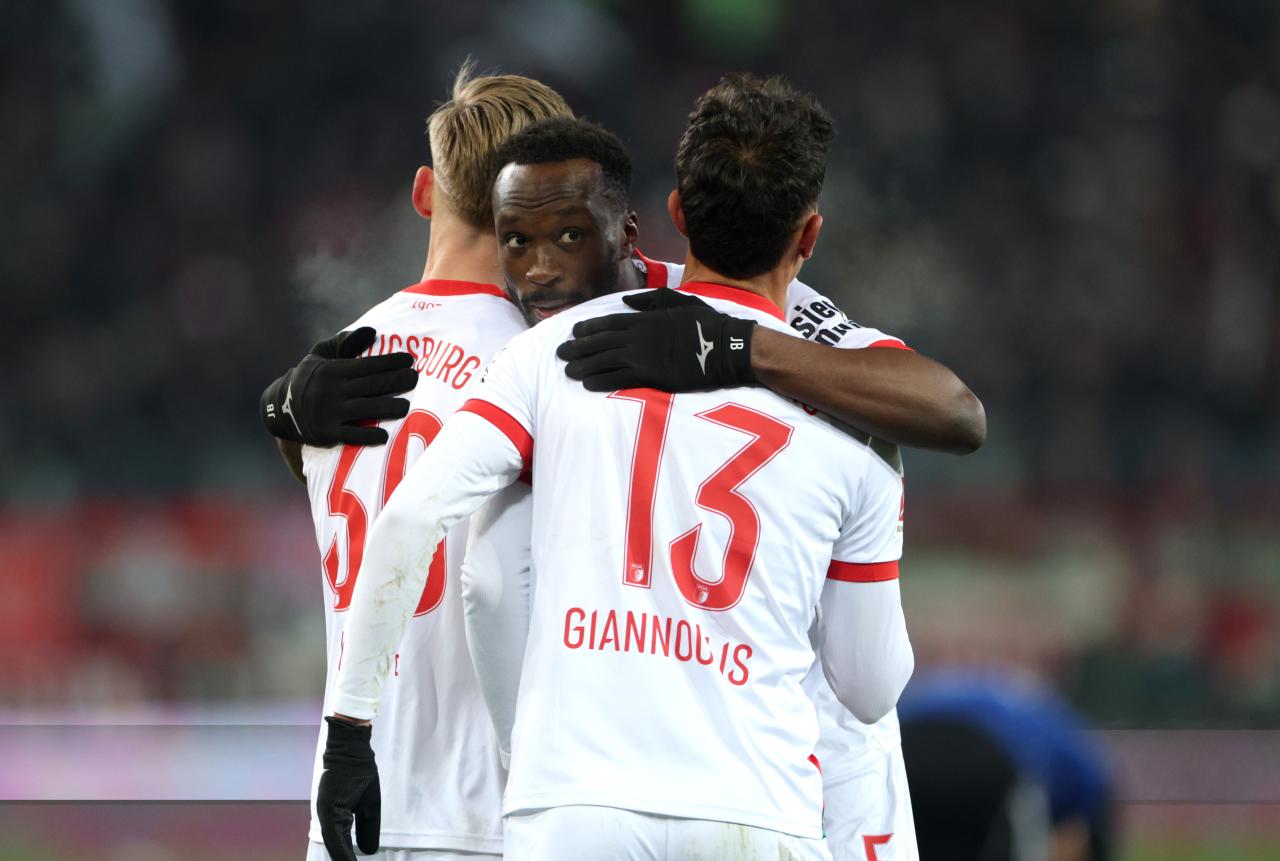 Augsburg announce new contract for key defender