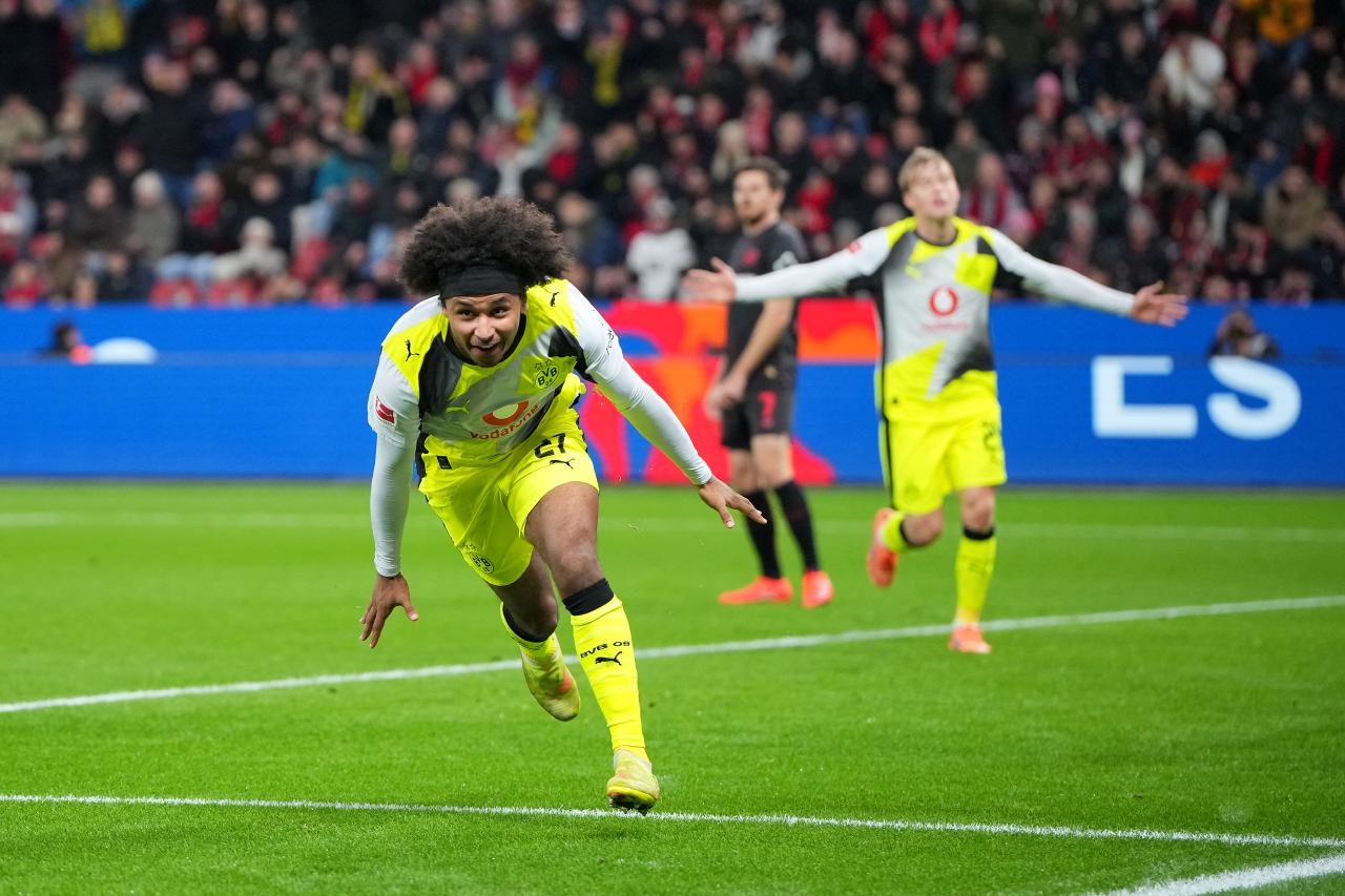 Dortmund survive late Leverkusen fightback to claim 2–1 win