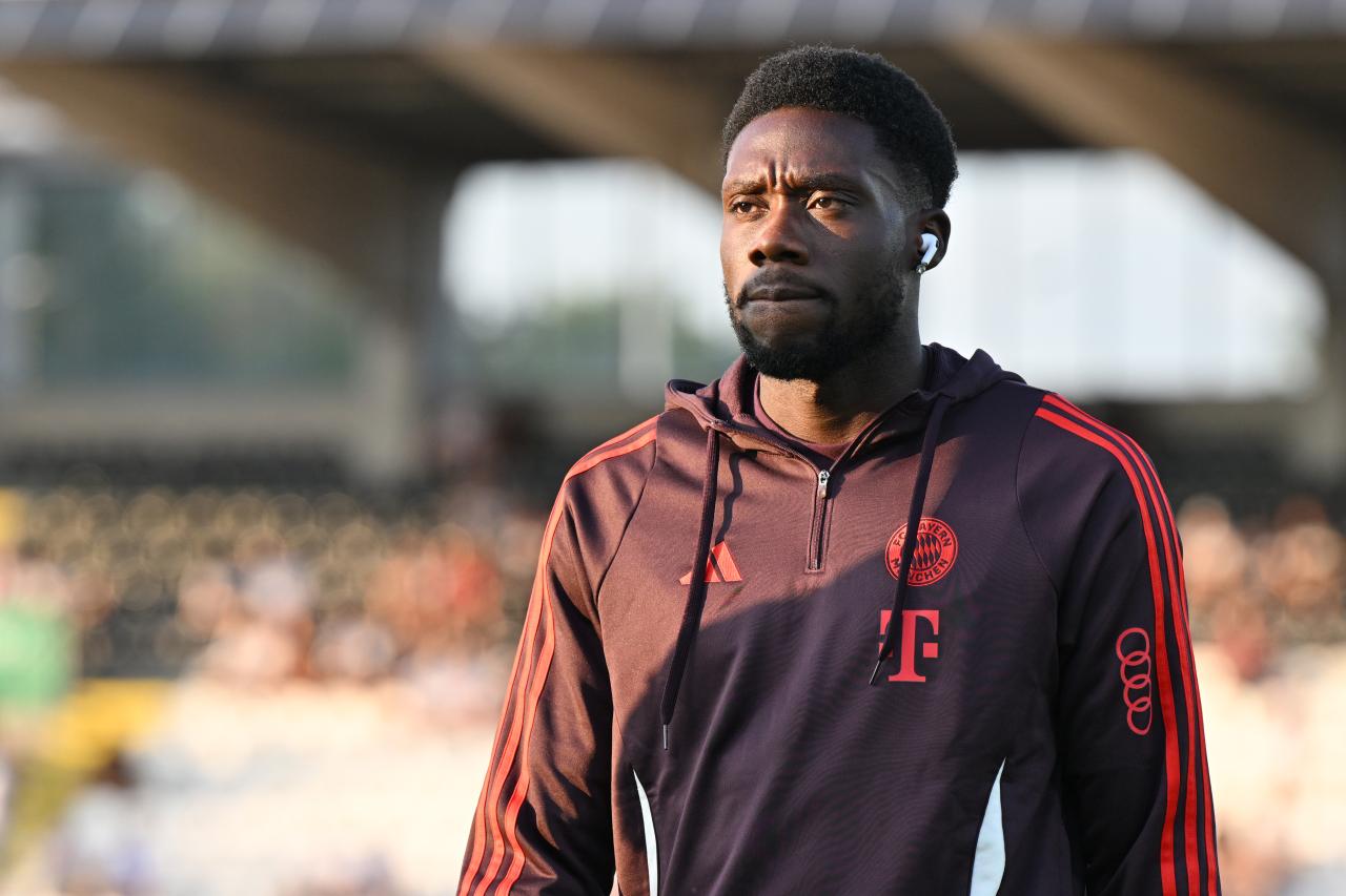 Alphonso Davies "almost" ready to make injury return, reveals Kompany