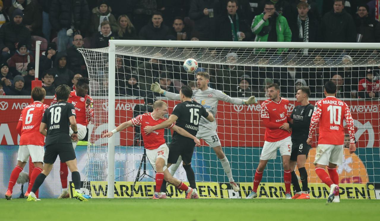 Gladbach climb to top half with a win in Mainz