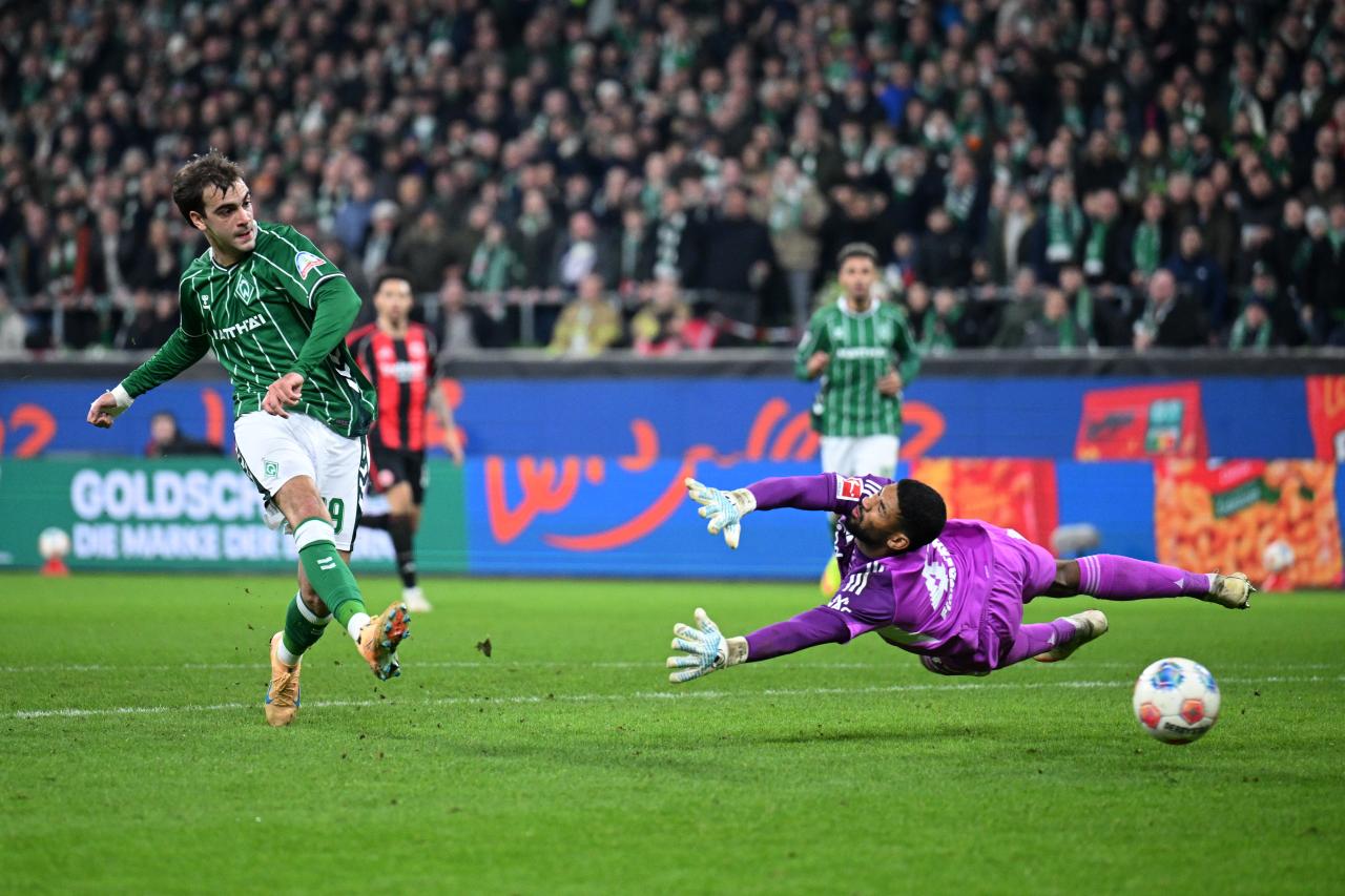 Frankfurt’s chaotic form continues with six-goal thriller in Bremen