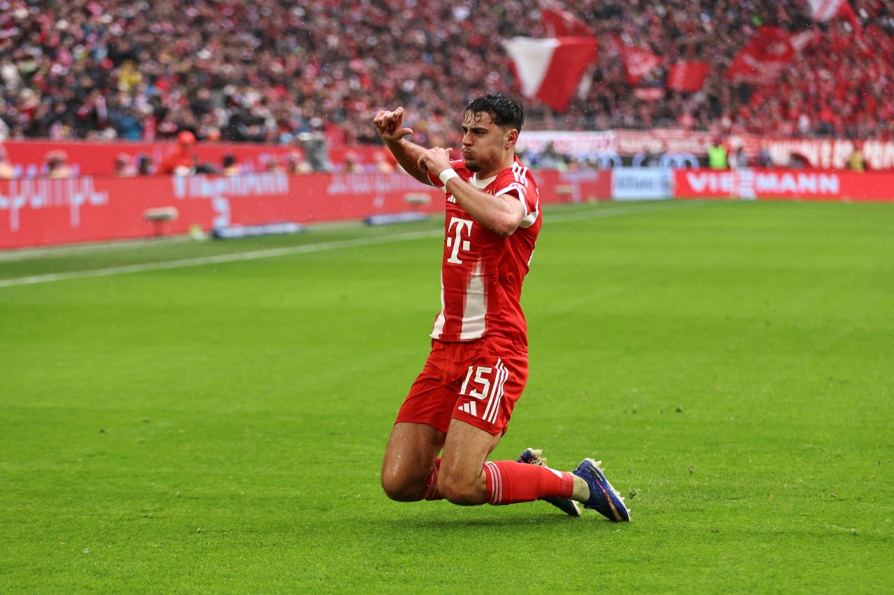 Aleksandar Pavlovic comments on Bayern future following Man United and Man City links