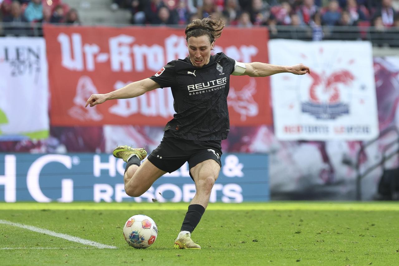 Reitz to remain Gladbach captain despite fan protests over summer move to Leipzig