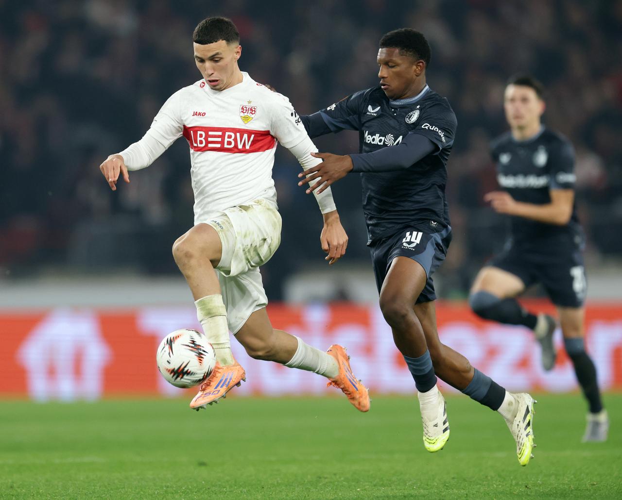 Bayern set transfer cap for Dutch right-back as battle with Manchester City looms
