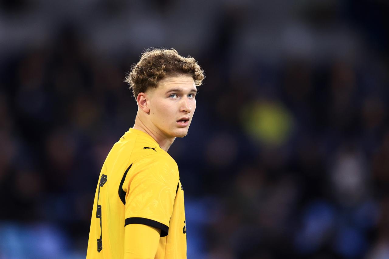 Borussia Dortmund youngster snubs Frankfurt move to sign new contract