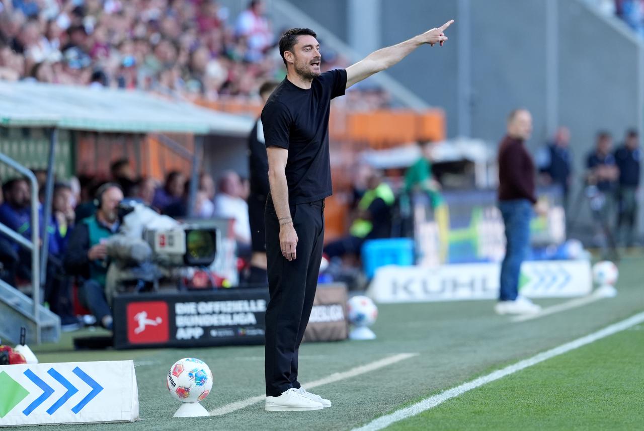 Albert Riera demands “right balance” from Eintracht Frankfurt players
