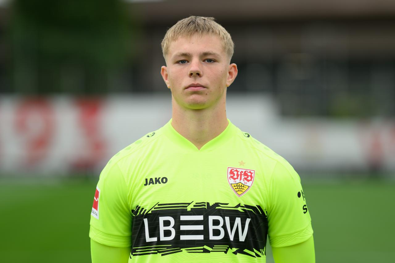 Official: Stuttgart tie down talented shot-stopper Hellstern on long term deal