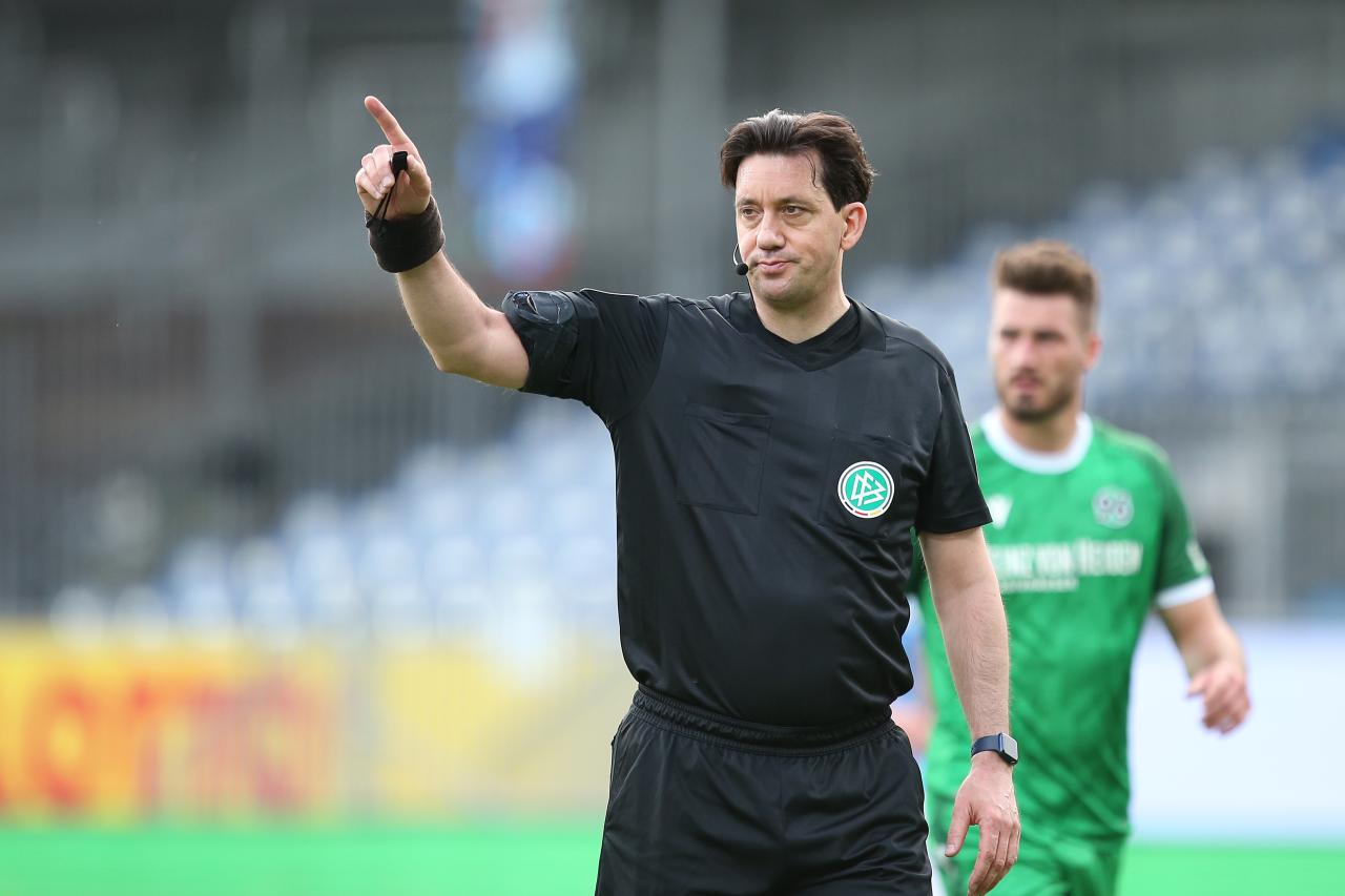 Ex-Bundesliga referee feels Bayern were hard done by "wrong" VAR call in Paris