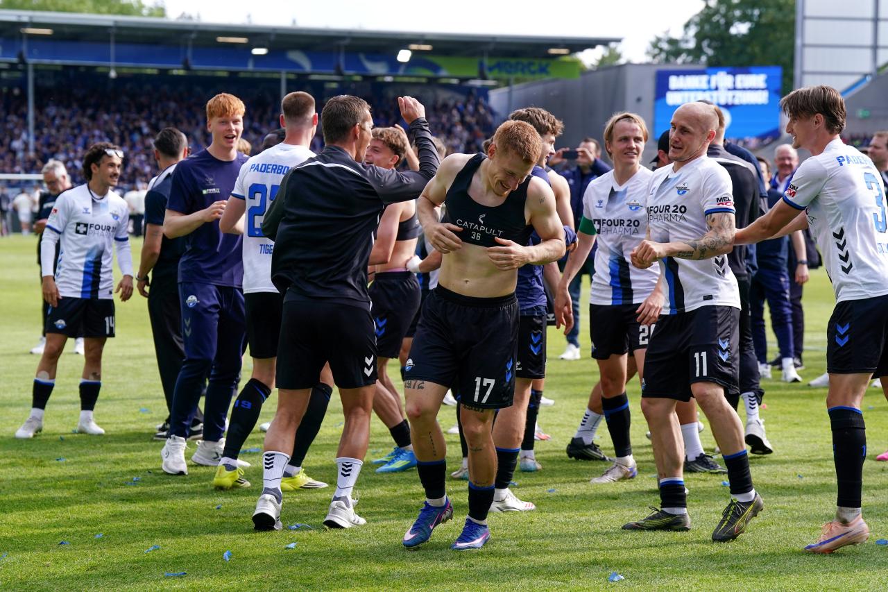 Curda reacts after scoring winner to send Paderborn into the Bundesliga