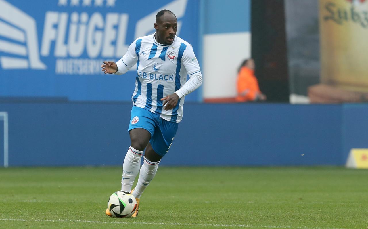 Cottbus snap up Christian Kinsombi on free transfer from Rostock