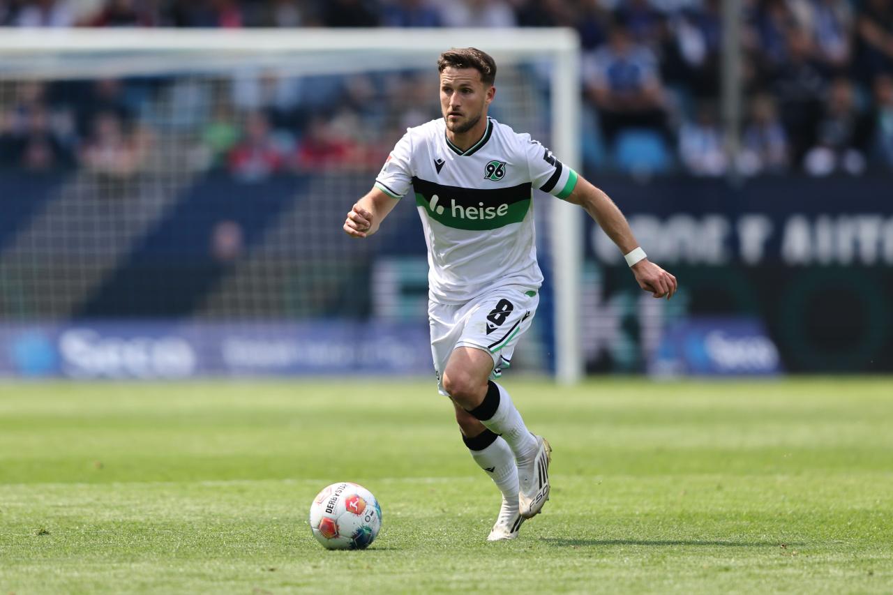 Gladbach confirm signing of midfielder