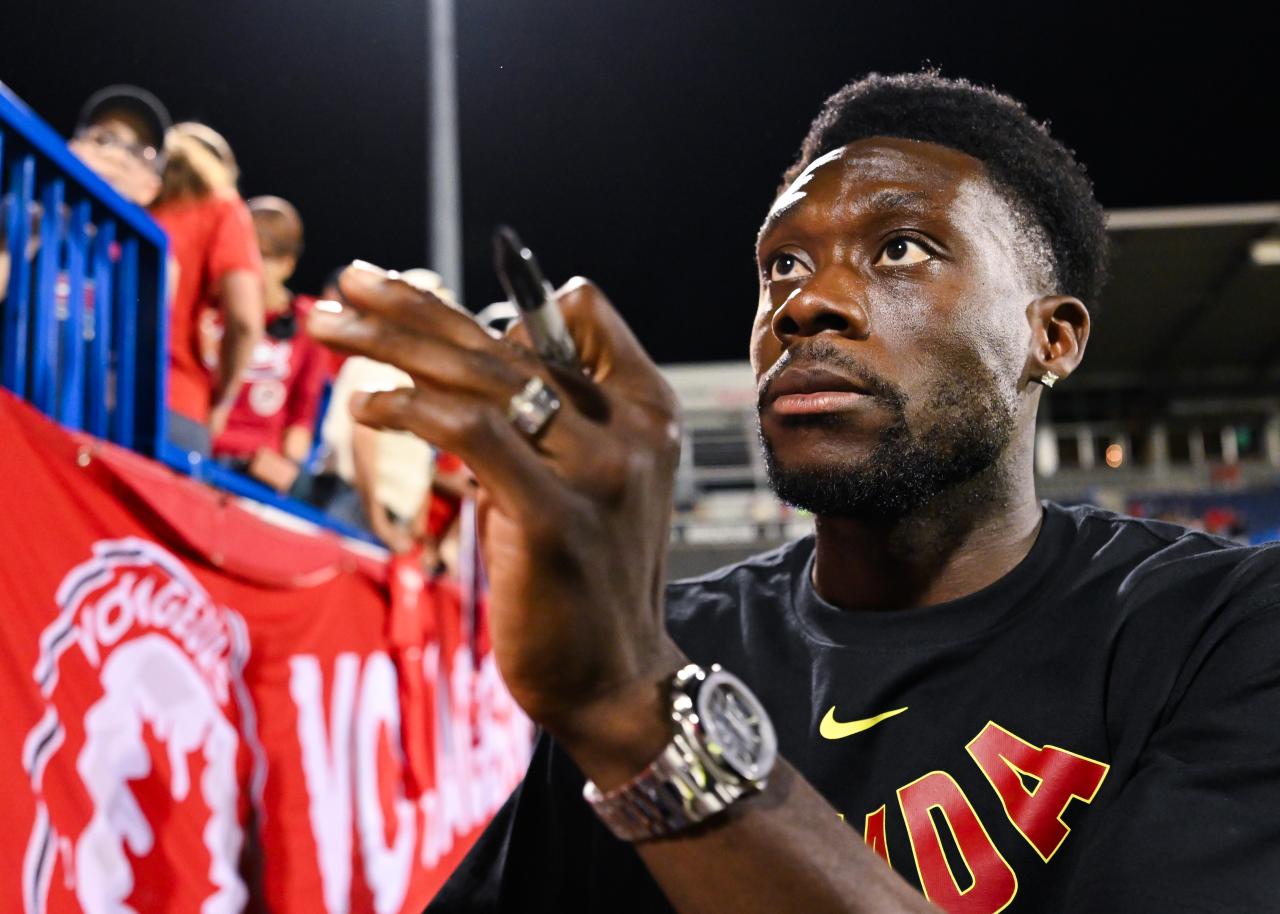 World Cup: Alphonso Davies returns to squad as Canada and Qatar search maiden victory