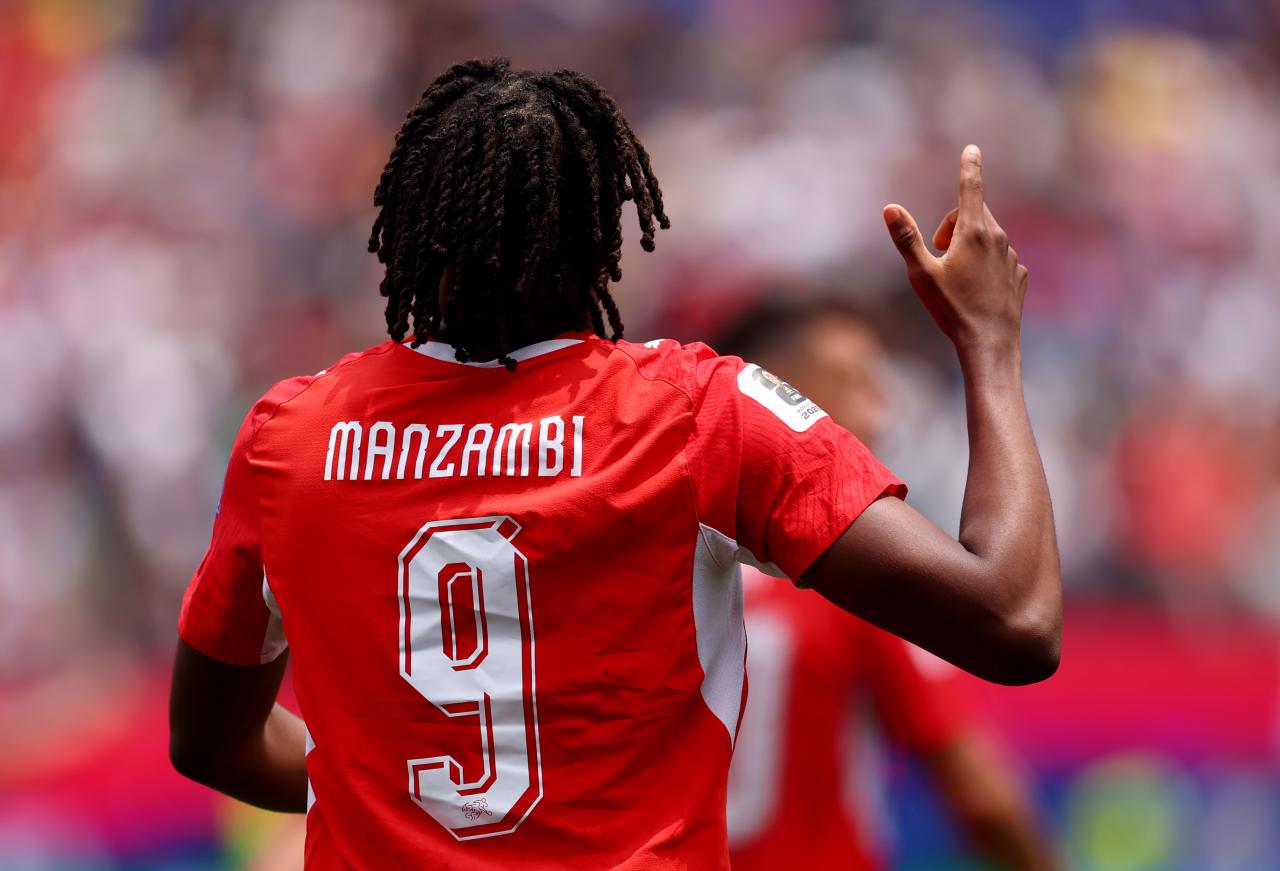 Thomas Müller believes Bayern "should take a close look" at Johan Manzambi