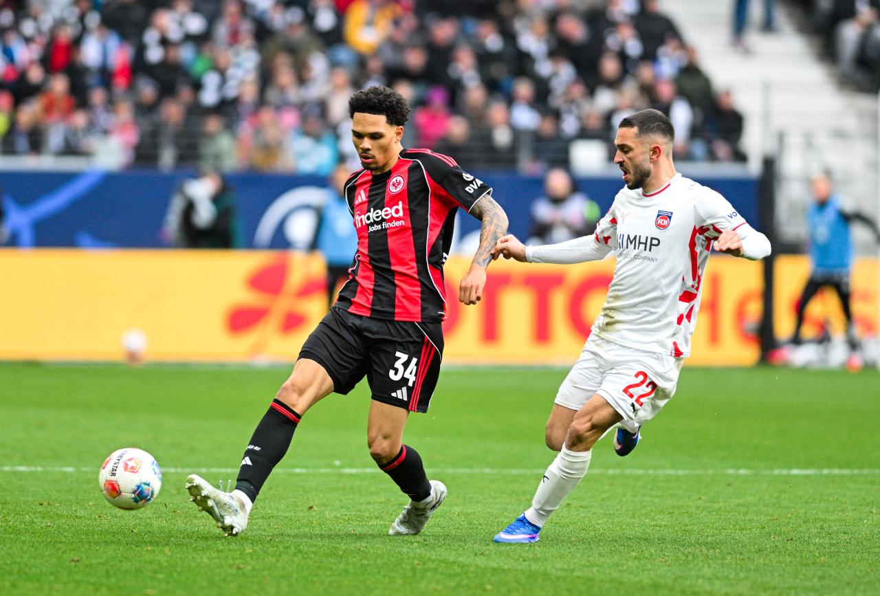 Eintracht Frankfurt defender “definitely” staying despite Arsenal, Man City and Liverpool links