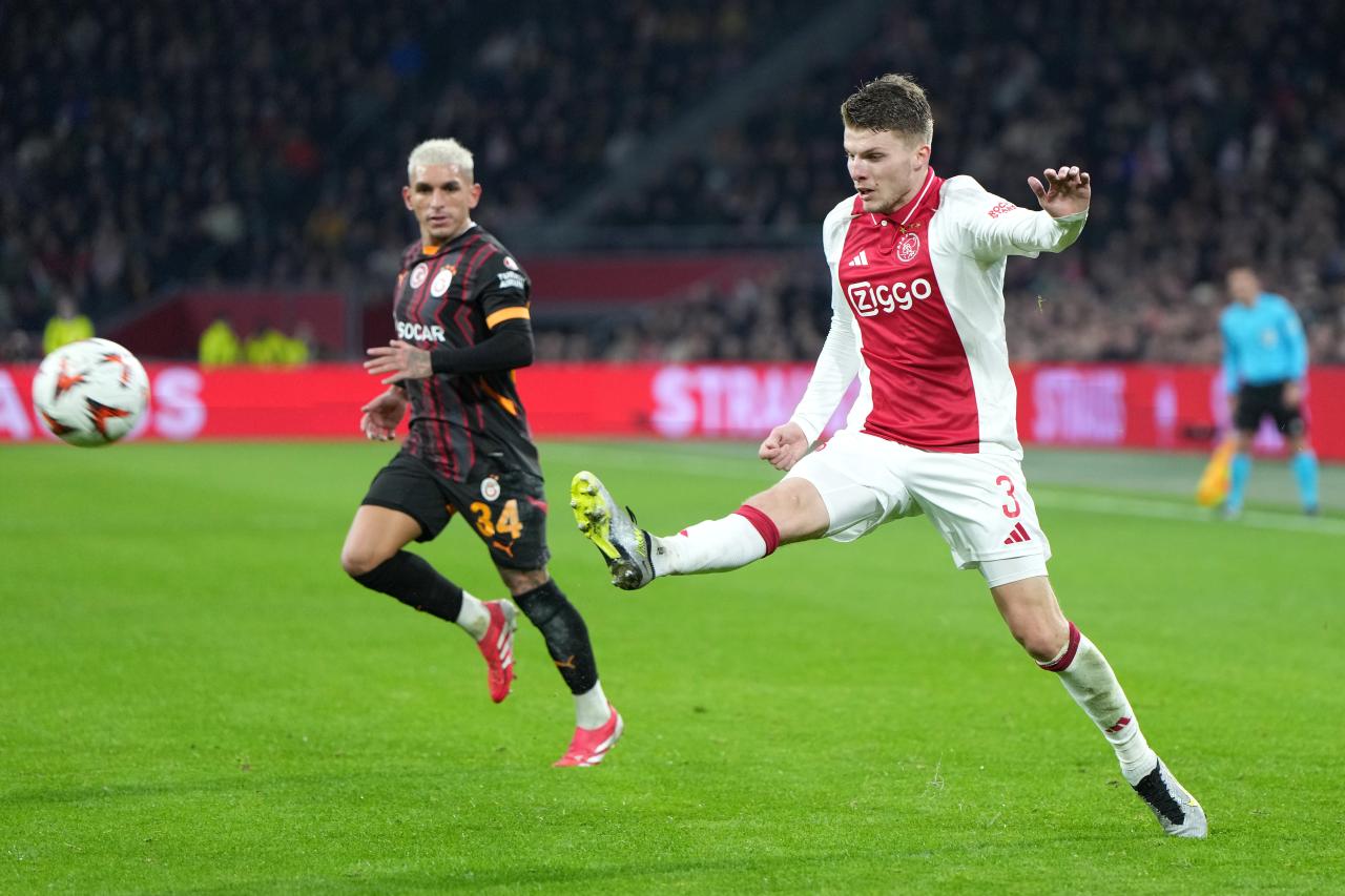 Frankfurt reach agreement with Ajax full-back Anton Gaaei