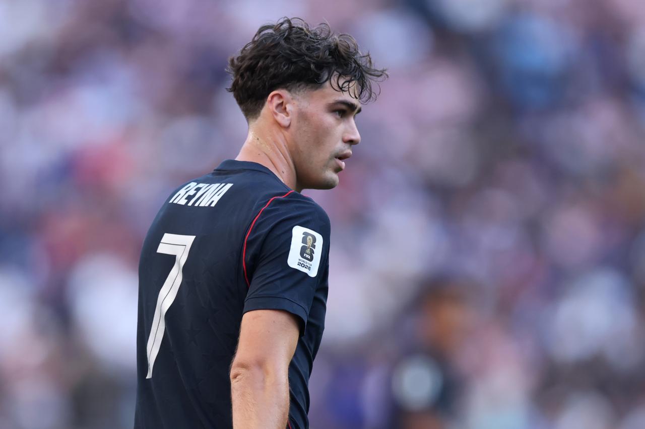 Gladbach leave Reyna out of squad for training camp amid talks with another club