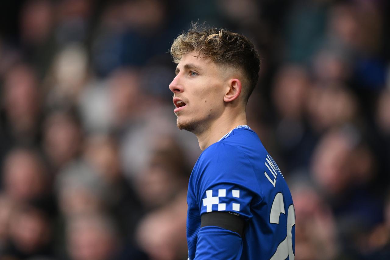 Jesper Lindstrøm arrives for Schalke medical