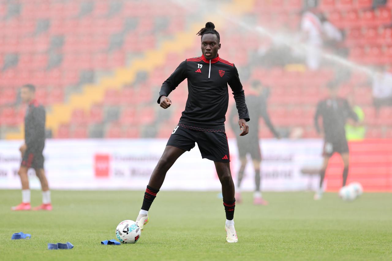 Werder Bremen enter race for Trabzonspor midfielder Batista Mendy