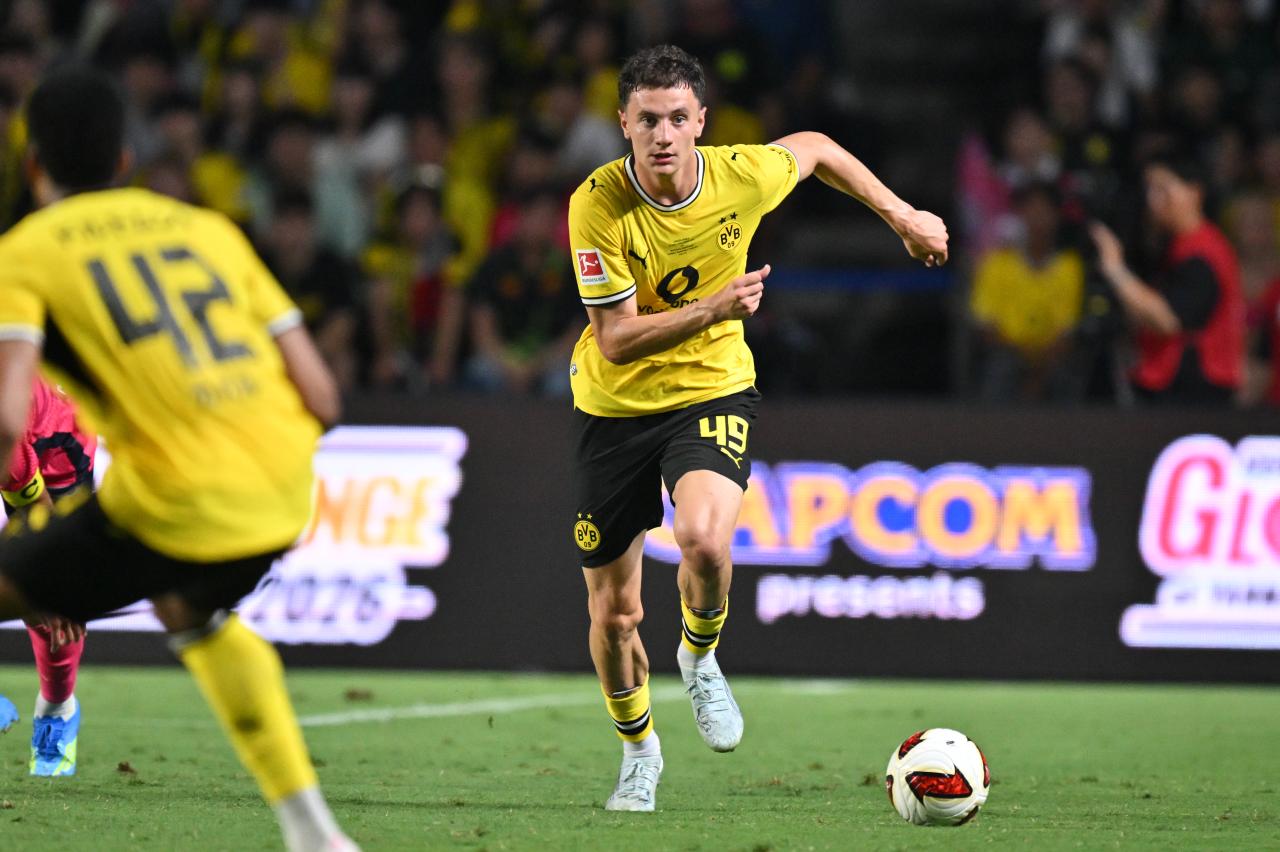 Inter make contact with Dortmund defender