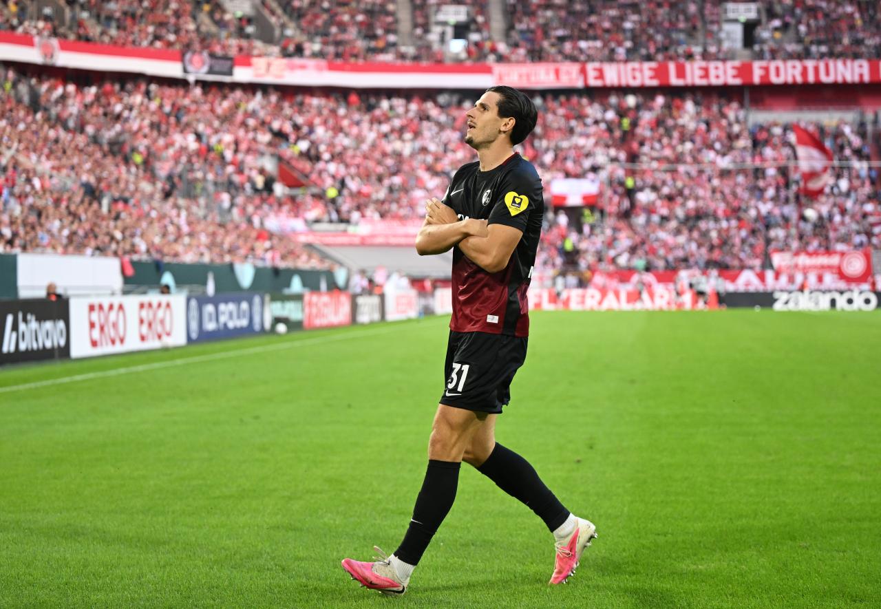 Manchester United, Tottenham and Fiorentina reportedly monitoring Freiburg forward