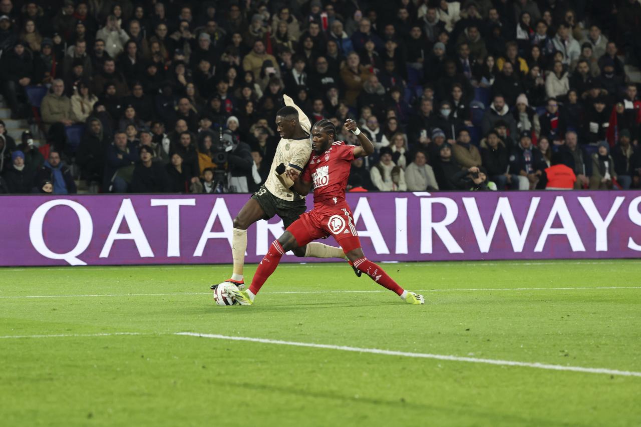 Eintracht Frankfurt complete signing of French defender