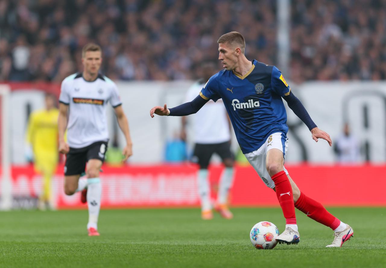 Holstein Kiel centre-back joins Hibernian FC