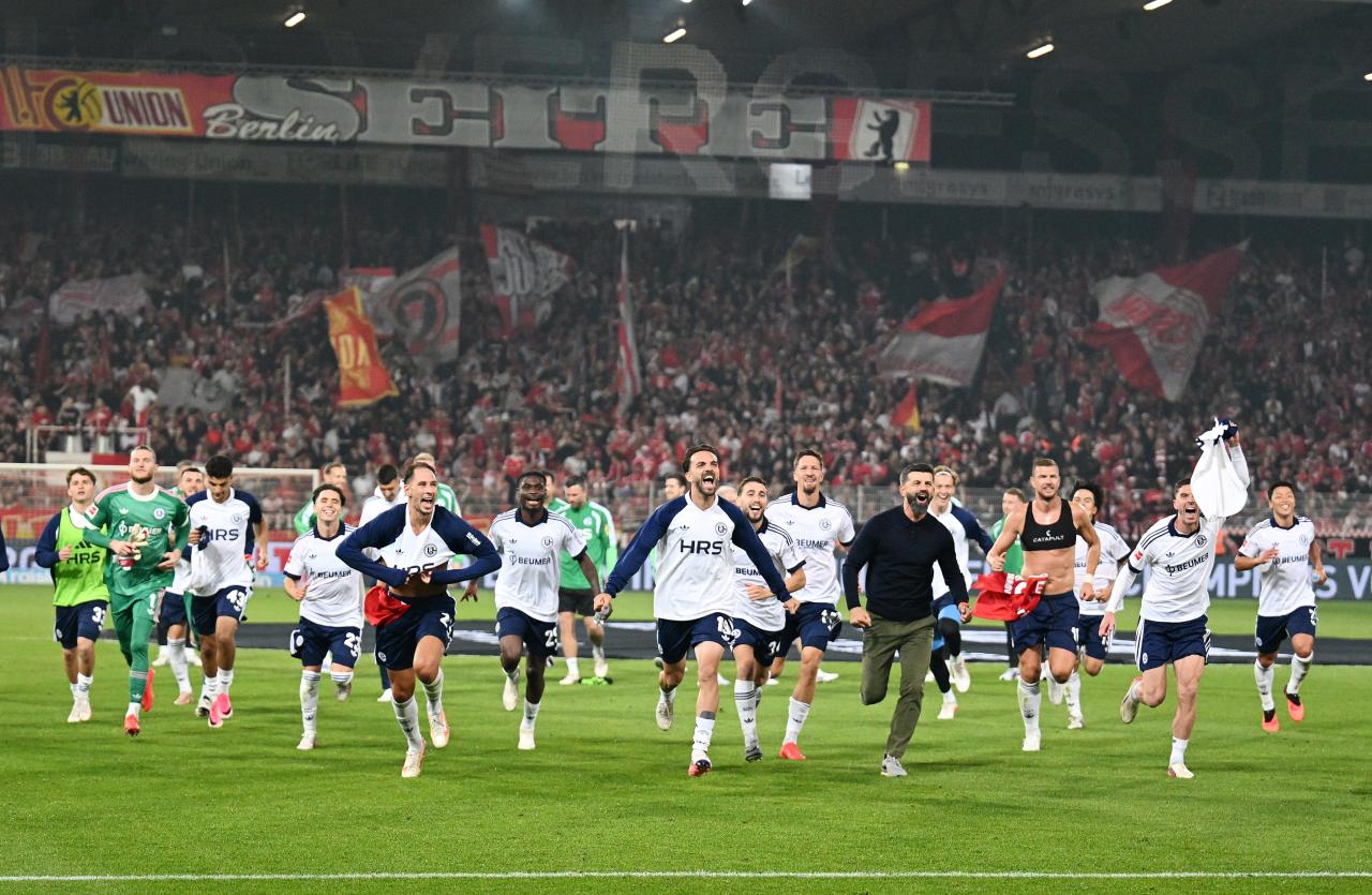 Schalke with three goals, three points, and first Bundesliga win in three years