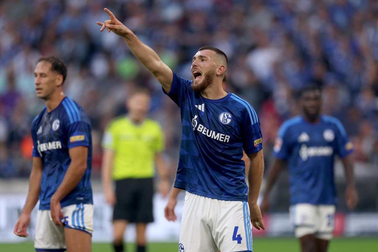 Schalke defender frustrated by lack of contract talks