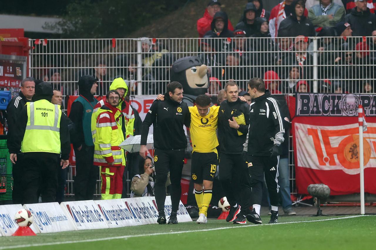 Dortmund sweat over Karetsas after ankle injury against Union Berlin