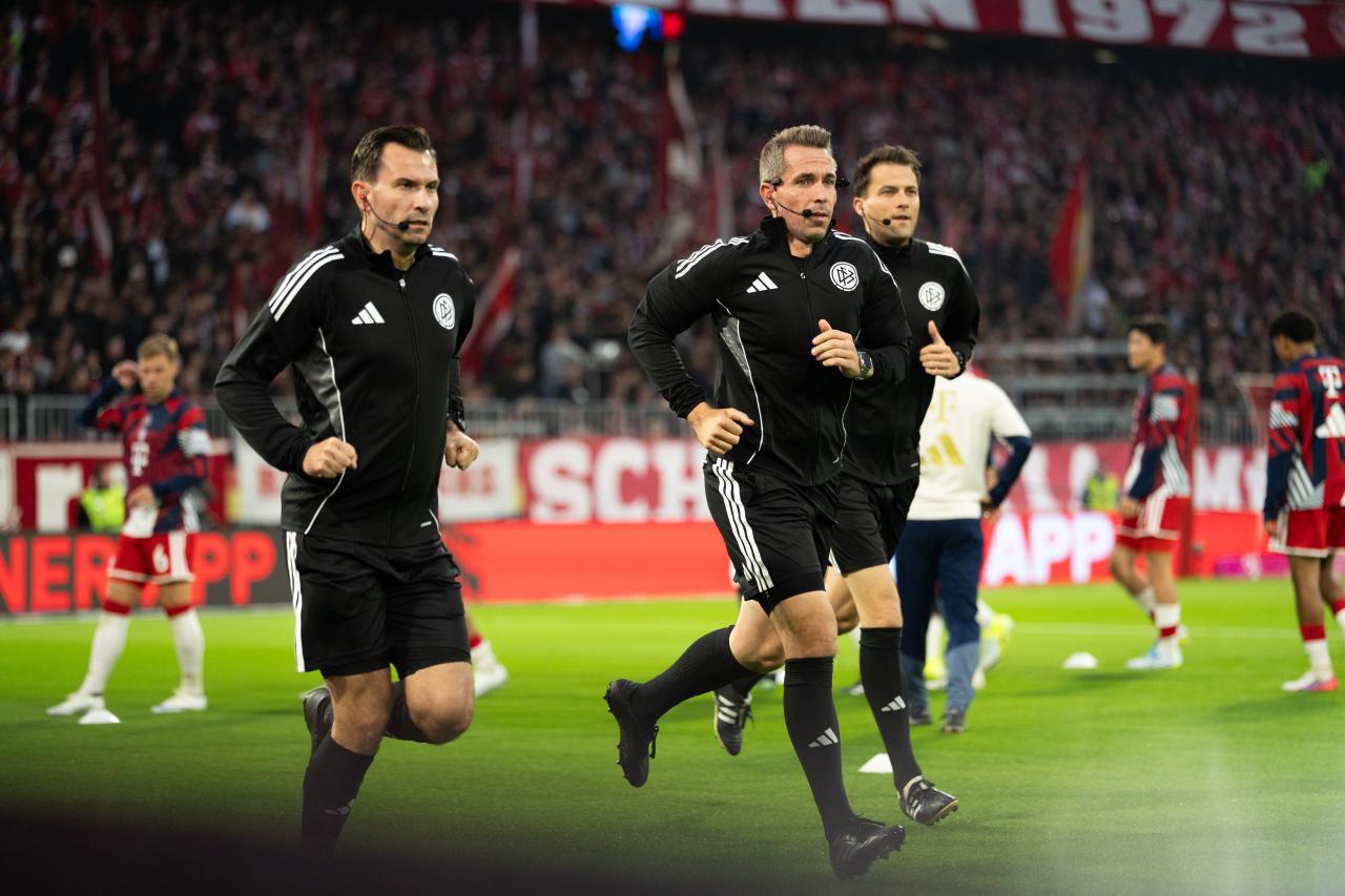 Injured referee forces change for Bayern vs. Dortmund