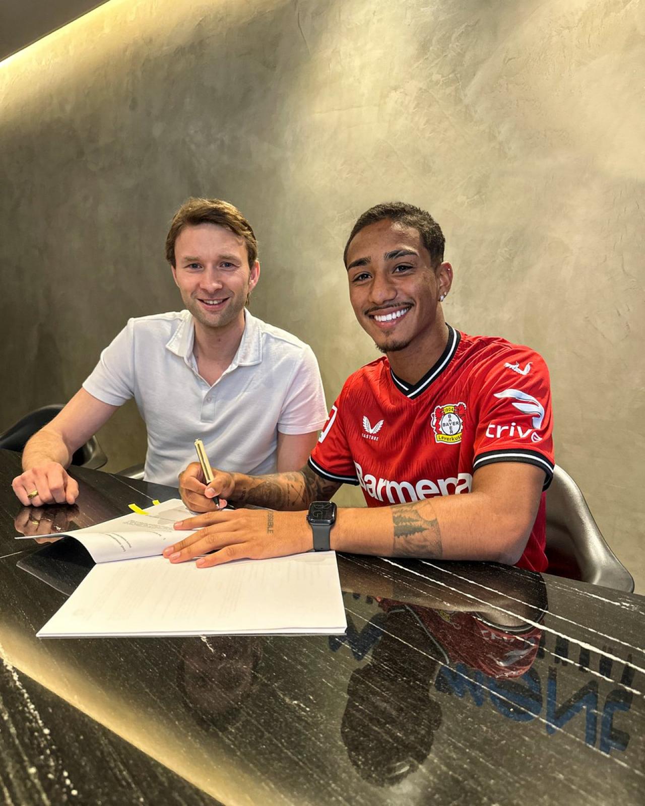 Confirmed: Leverkusen sign Brazilian fullback