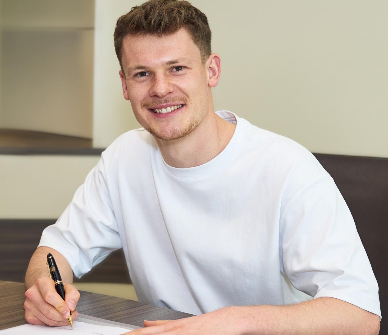 Official: Nübel signs new long-term deal with Bayern