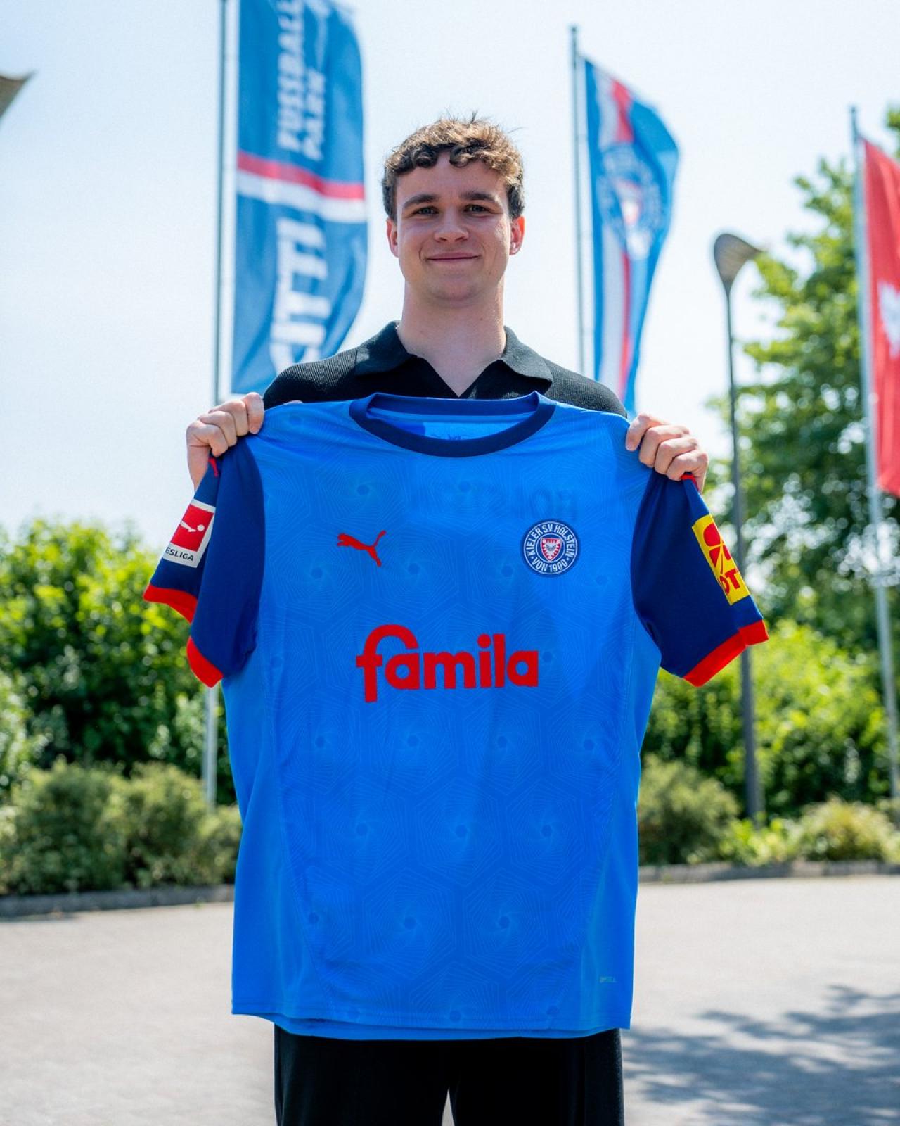 Kiel unveil first summer signing