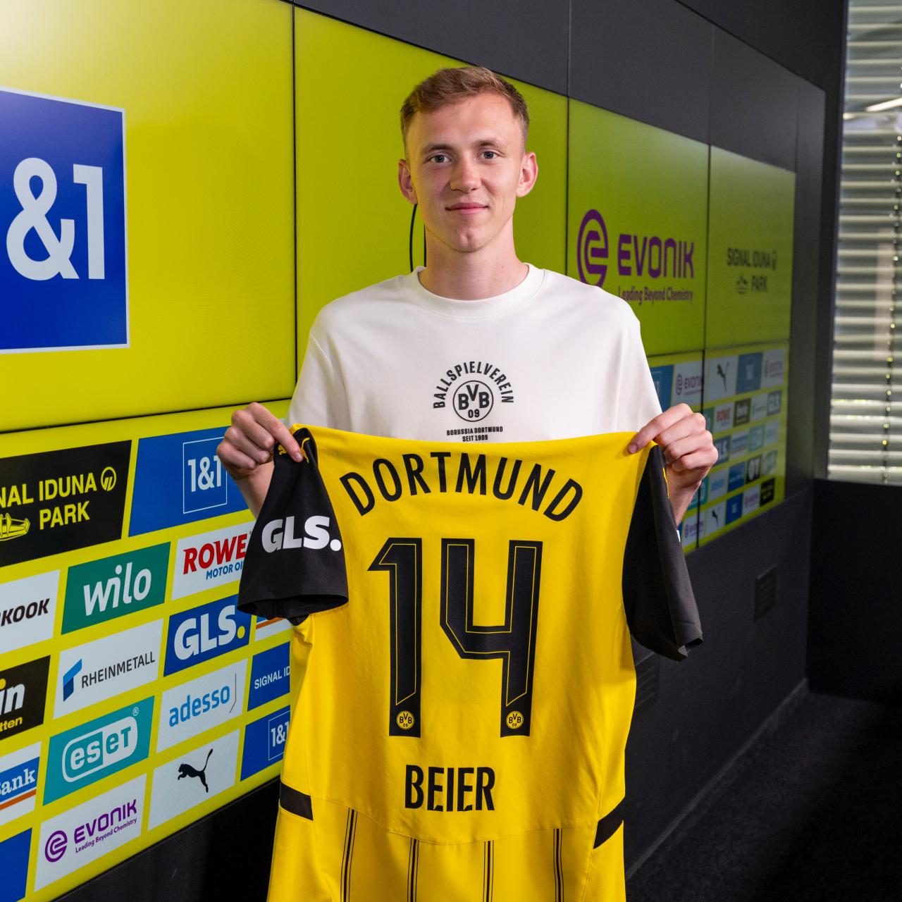 Official: Dortmund sign Maximilian Beier