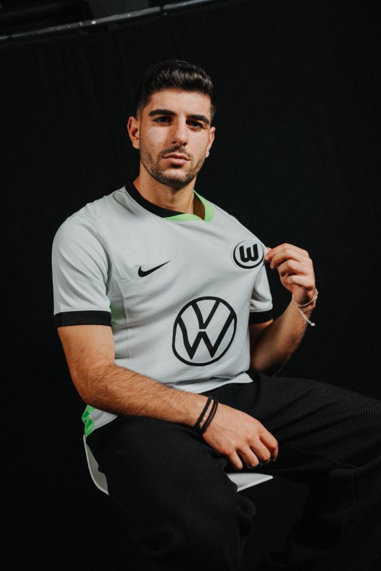 Wolfsburg officially unveil Koulierakis, Vavro to follow soon