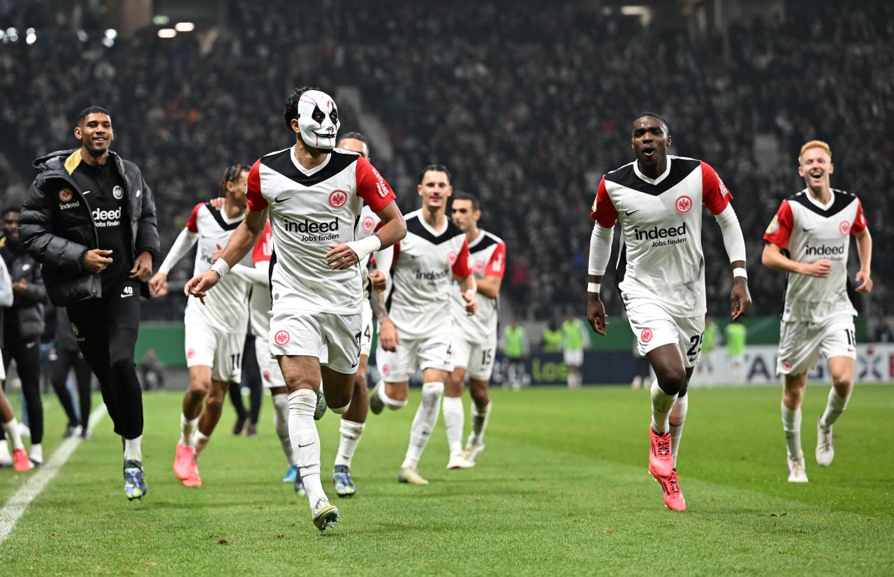 Marmoush the joker as 10-man Frankfurt eliminate Gladbach