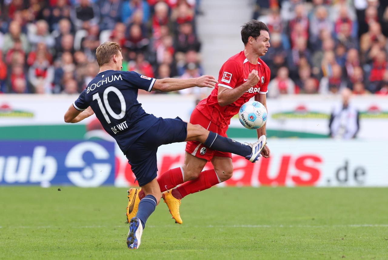 Freiburg extend contract of veteran midfielder