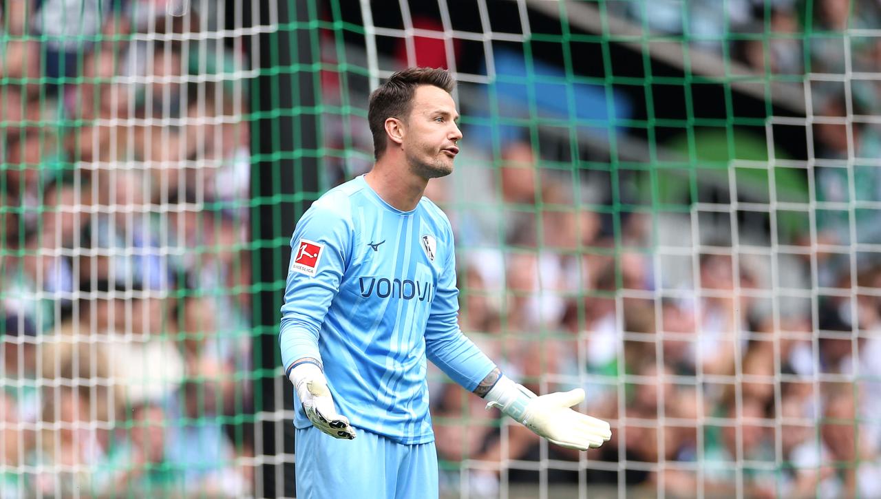 Hecking opens up on Bochum’s goalkeeping situation after Riemann’s return