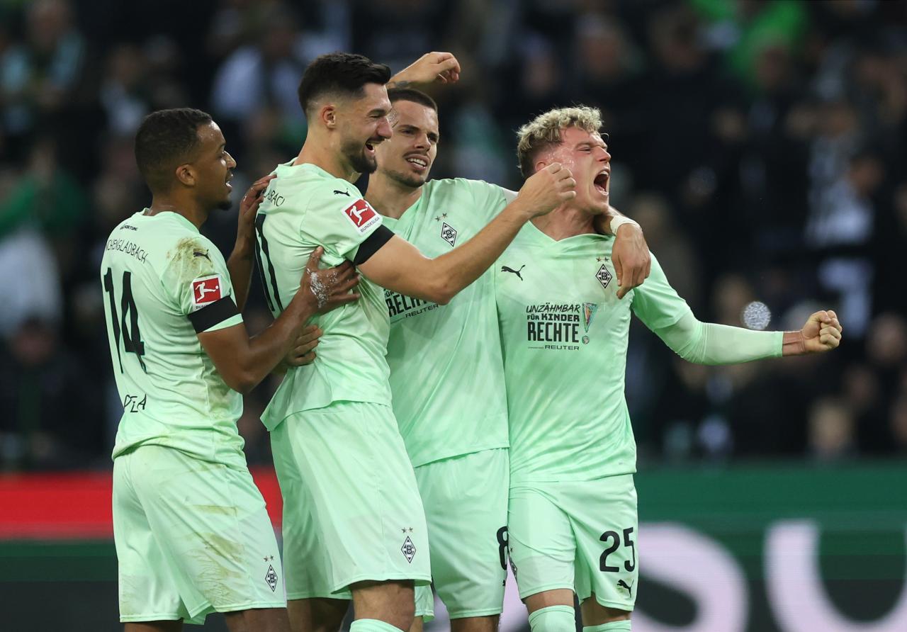 First-half flurry guides Gladbach past toothless St. Pauli