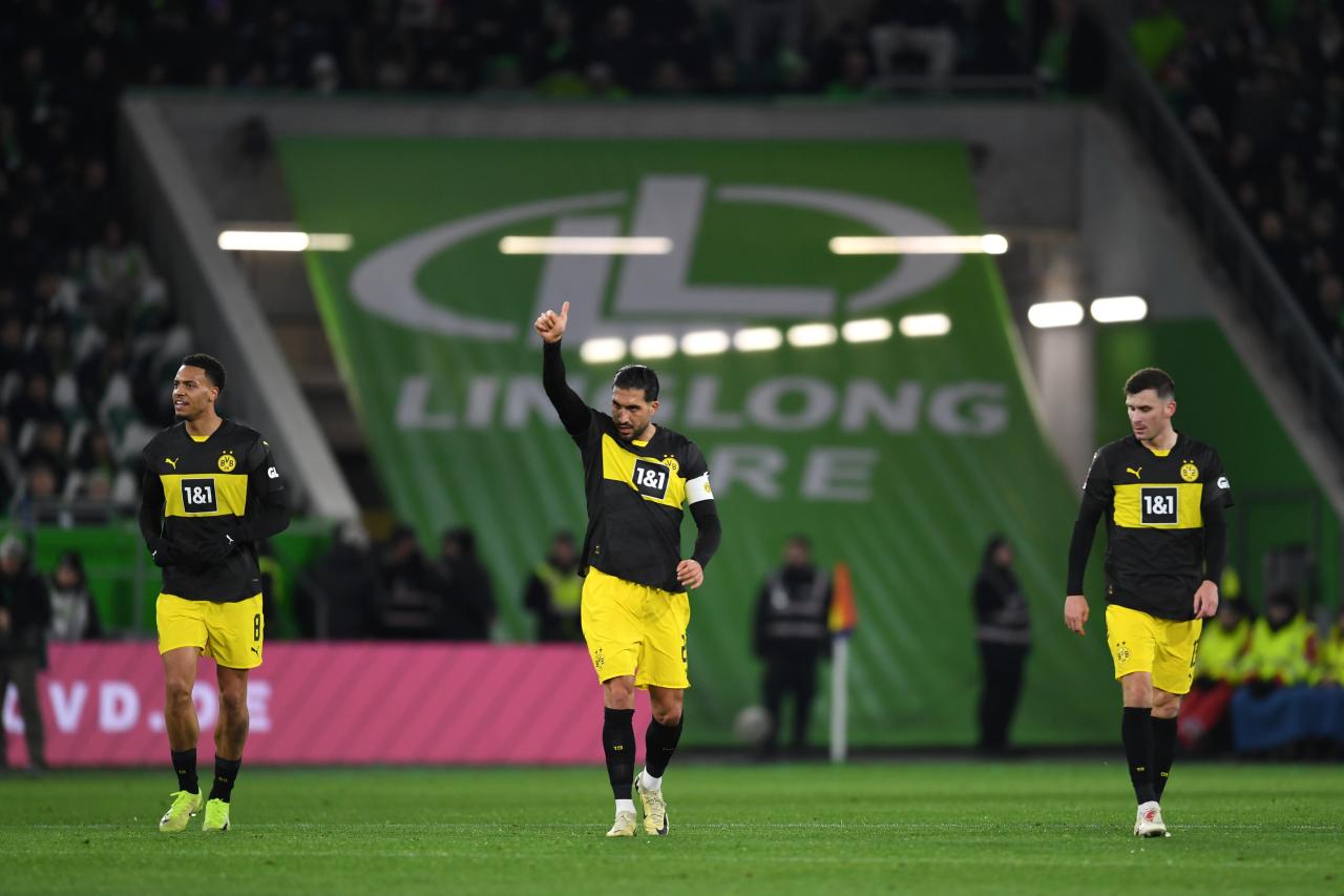 Five minute flurry sees 10-man Dortmund past Wolfsburg