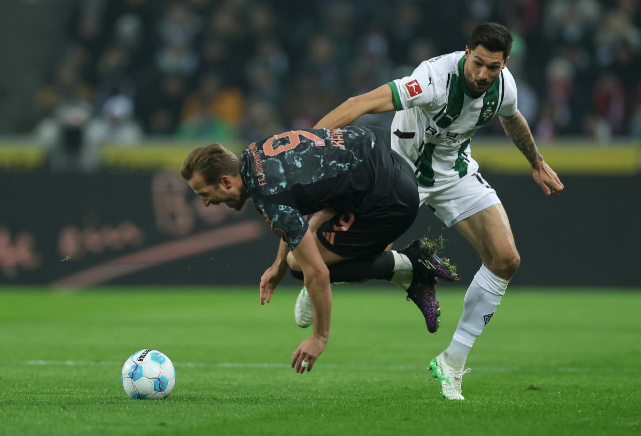 Gladbach unhappy with penalty decision after Bayern defeat