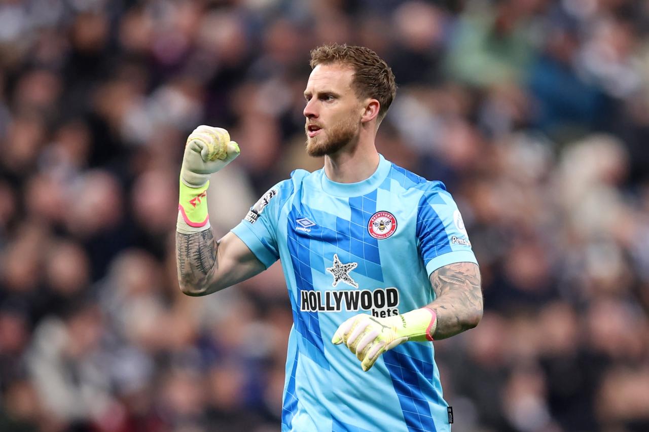 Leverkusen reportedly in talks for Brentford goalkeeper