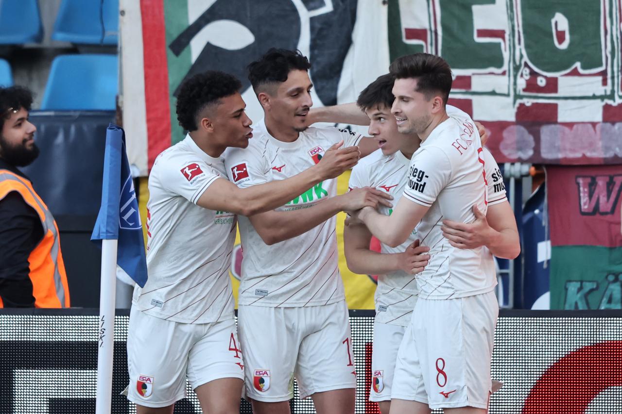 Late winner sees 10-man Augsburg beat Bochum