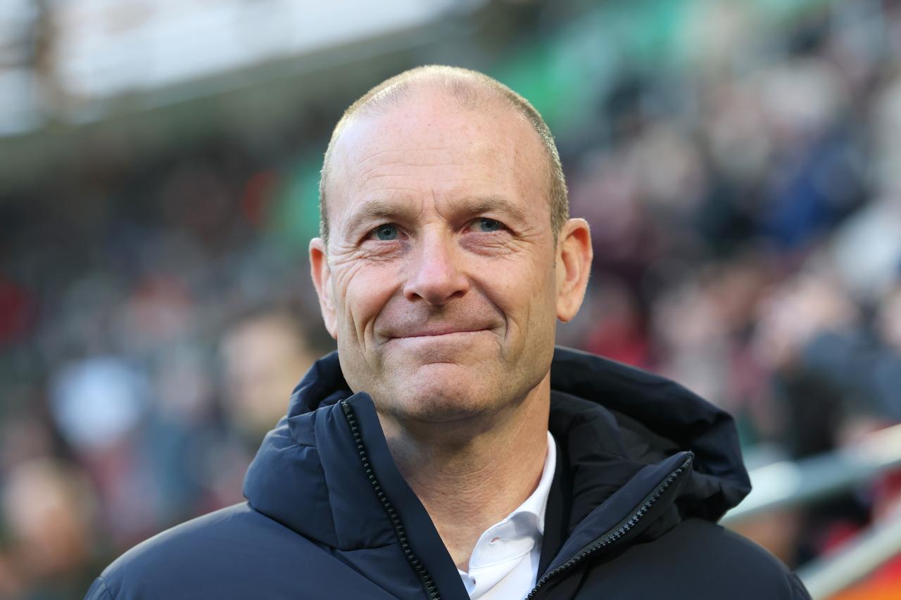 Augsburg announce first summer signing